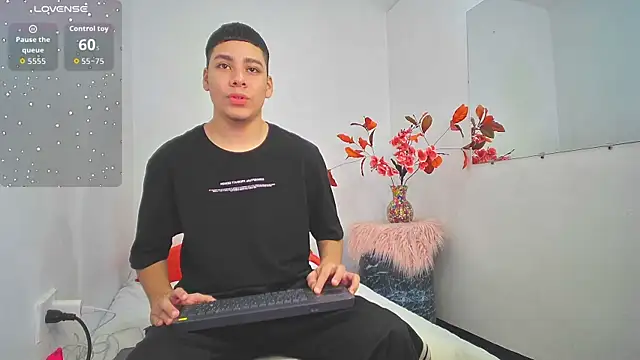 Lucastorrez01 online show from 11/21/25, 04:22