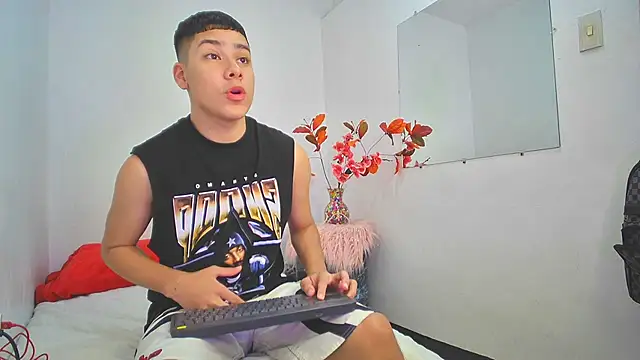 Lucastorrez01 online show from 11/29/25, 02:23