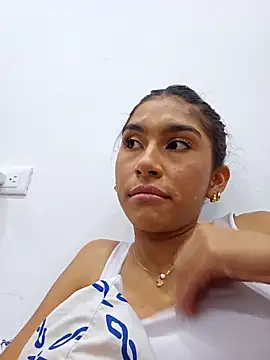 Snapshot of skinnyrox chatting on 11/16/25, 02:38 skinnyrox online show from 11/16/25, 02:38