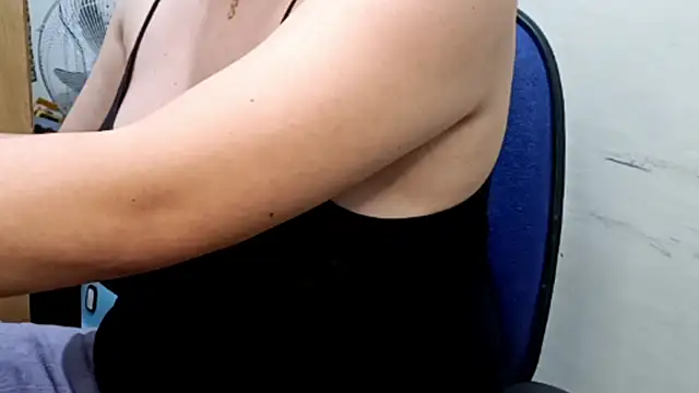 Snapshot of Stacysfeet chatting on 12/19/25, 05:04 Stacysfeet online show from 12/19/25, 05:04