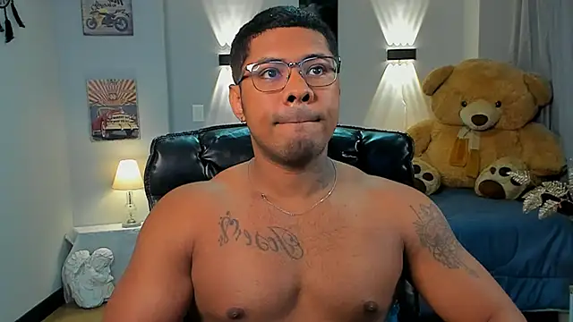 Snapshot of LEONHDZ chatting on 11/17/25, 03:10 LEONHDZ online show from 11/17/25, 03:10