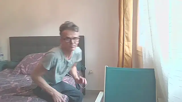 Snapshot of cathdeluna chatting on 11/16/25, 03:17 cathdeluna online show from 11/16/25, 03:17