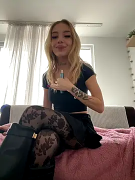 lunababy77 online show from 12/05/25, 12:48