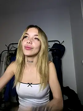 lunababy77 online show from 11/21/25, 08:30