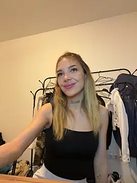 Snapshot of lunababy77 chatting on 11/17/25, 04:00 lunababy77 online show from 11/17/25, 04:00