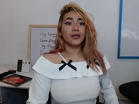 Snapshot of KloeeCavallier chatting on 02/25/26, 05:13 KloeeCavallier online show from 02/25/26, 05:13