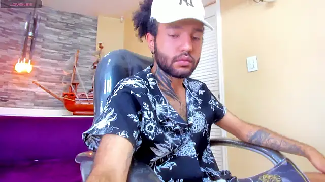 Snapshot of Hottie_Bear chatting on 11/17/25, 05:11 Hottie Bear online show from 11/17/25, 05:11