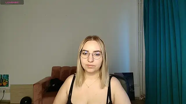 Snapshot of HillaryWong chatting on 11/17/25, 06:50 HillaryWong online show from 11/17/25, 06:50