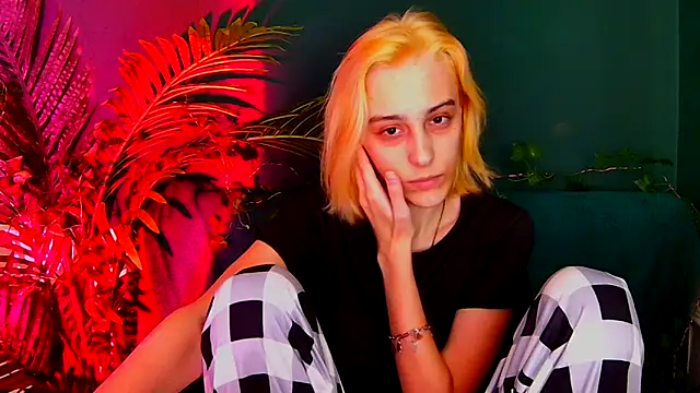 MiilaGlow online show from 12/19/25, 02:08