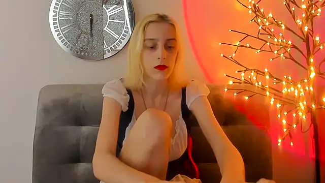 Snapshot of MiilaGlow chatting on 02/14/26, 12:27 MiilaGlow online show from 02/14/26, 12:27