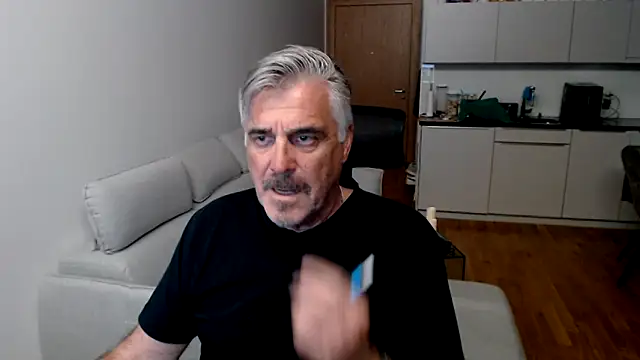 Snapshot of Buidapest chatting on 11/17/25, 01:53 Buidapest online show from 11/17/25, 01:53