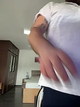 Snapshot of Andreiandu23 chatting on 04/10/26, 01:07 Andreiandu23 online show from 04/10/26, 01:07