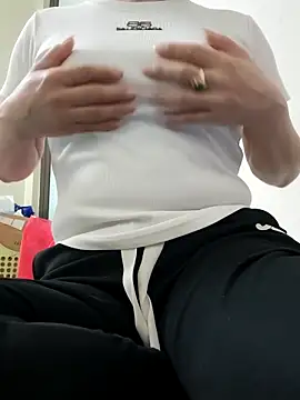 Snapshot of MaihoaLa chatting on 11/17/25, 04:27 MaihoaLa online show from 11/17/25, 04:27