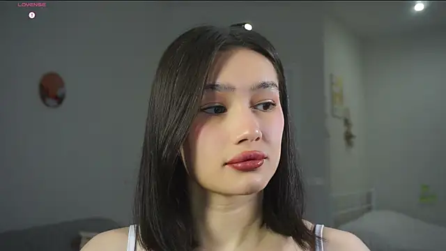 Snapshot of SoftLuna chatting on 11/18/25, 05:11 SoftLuna online show from 11/18/25, 05:11