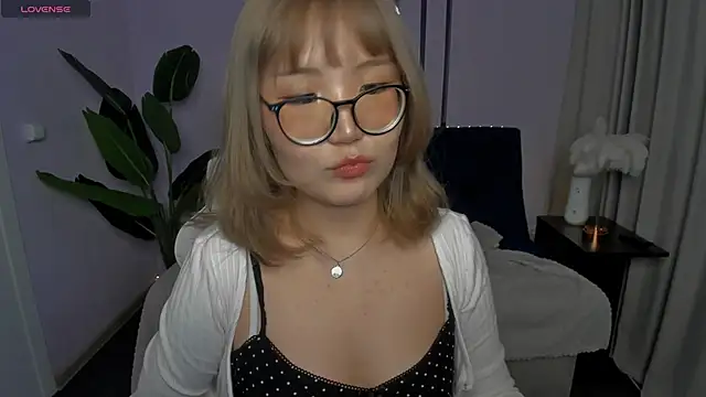 Erica Asti online show from 11/18/25, 02:27