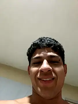 Snapshot of Benjxmin_077 chatting on 11/17/25, 07:01 Benjxmin 077 online show from 11/17/25, 07:01