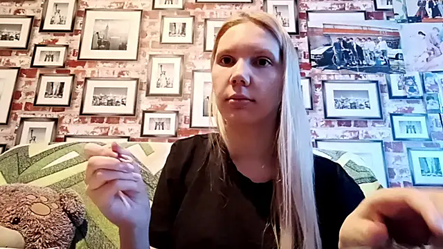 Snapshot of EvieBaggette chatting on 11/17/25, 08:18 EvieBaggette online show from 11/17/25, 08:18