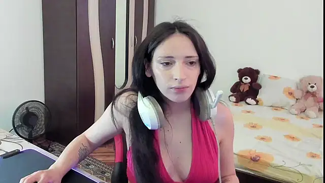 Snapshot of bettyButterfly chatting on 05/28/26, 11:05 bettyButterfly online show from 05/28/26, 11:05