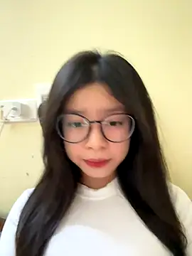 Snapshot of mau155_ chatting on 11/19/25, 11:43 mau155 online show from 11/19/25, 11:43