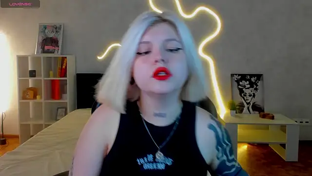 Snapshot of shadow__purrr chatting on 11/18/25, 01:21 shadow purrr online show from 11/18/25, 01:21