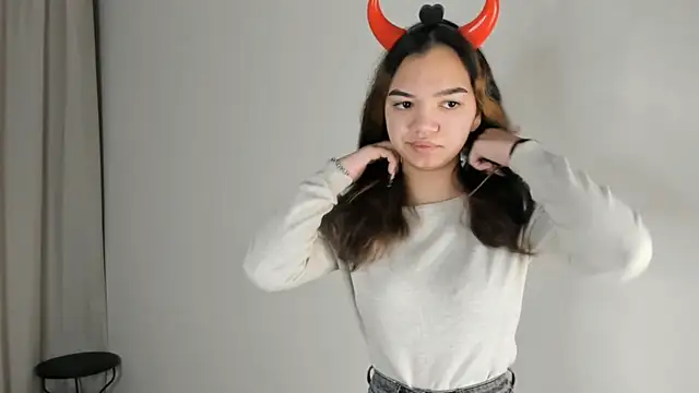 Snapshot of CoreenLuebbers chatting on 11/26/25, 06:35 CoreenLuebbers online show from 11/26/25, 06:35