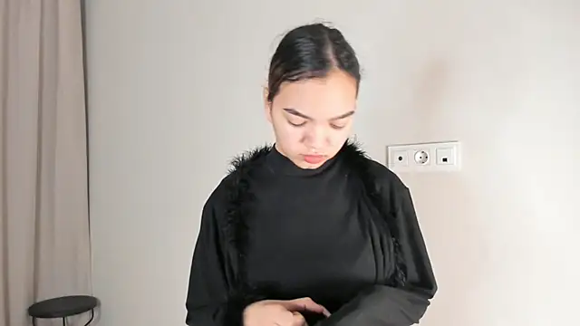 Snapshot of CoreenLuebbers chatting on 11/24/25, 07:52 CoreenLuebbers online show from 11/24/25, 07:52