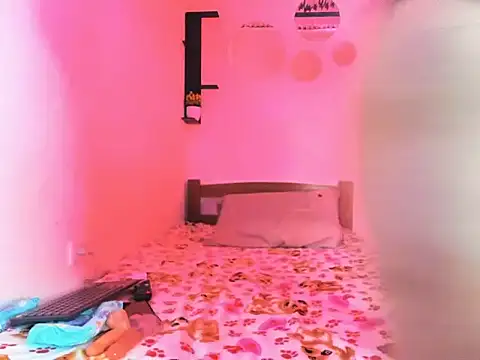 Snapshot of Babyhoney18 chatting on 12/16/25, 06:23 Babyhoney18 online show from 12/16/25, 06:23