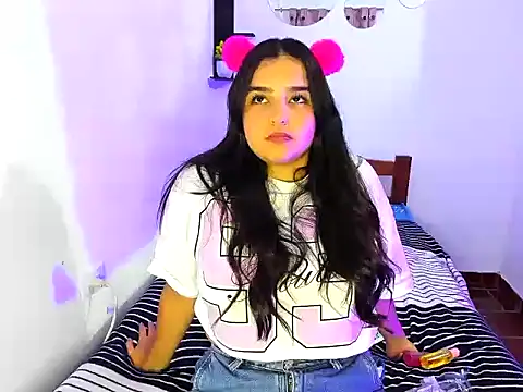 Snapshot of Babyhoney18 chatting on 11/18/25, 12:59 Babyhoney18 online show from 11/18/25, 12:59