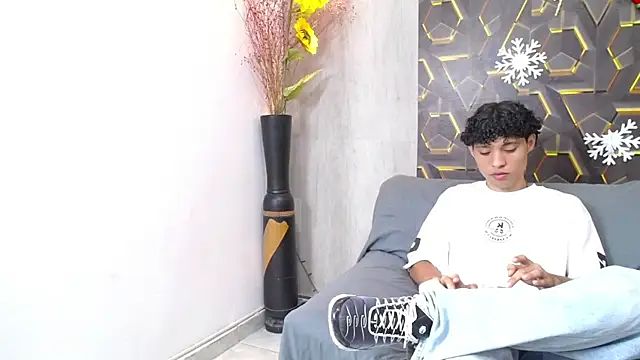 Snapshot of the_nugge chatting on 12/20/25, 08:01 the nugge online show from 12/20/25, 08:01