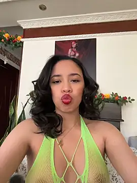 Snapshot of Esmerald_1111 chatting on 06/18/26, 01:05 Esmerald 1111 online show from 06/18/26, 01:05
