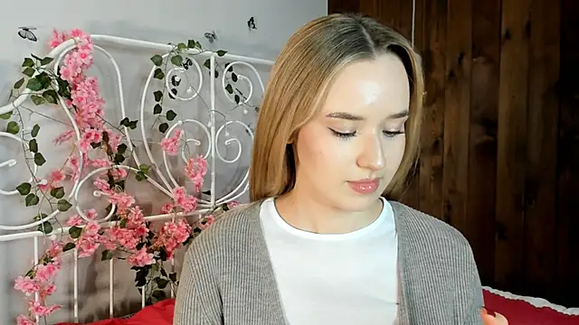 Snapshot of KristleKirst chatting on 11/18/25, 03:04 KristleKirst online show from 11/18/25, 03:04