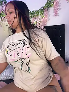 Snapshot of ArielleMillerr- chatting on 05/19/26, 05:20 ArielleMillerr- online show from 05/19/26, 05:20