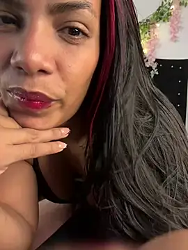 Snapshot of ArielleMillerr- chatting on 05/20/26, 05:21 ArielleMillerr- online show from 05/20/26, 05:21