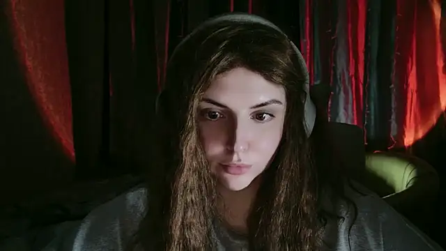 Snapshot of DaraSecret chatting on 11/18/25, 01:10 DaraSecret online show from 11/18/25, 01:10