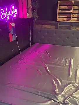 Shy-Ivy online show from 12/18/25, 09:51