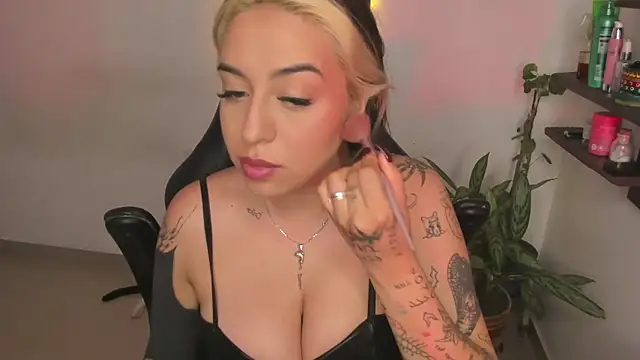 VeloraVyxen  online show from 12/17/25, 12:43