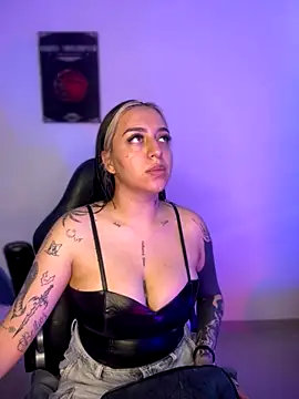 VeloraVyxen  online show from 11/18/25, 08:23