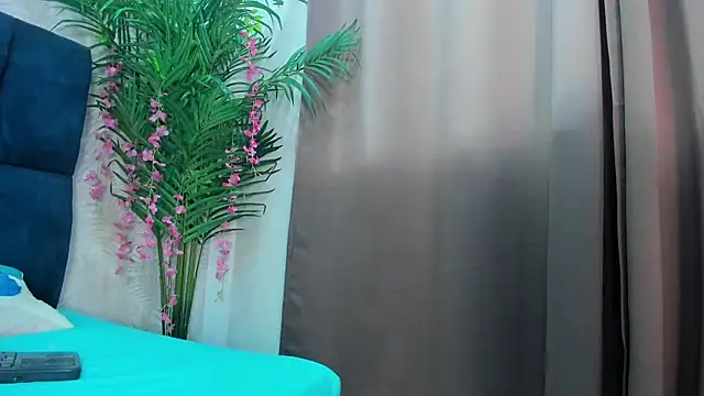 Snapshot of Holly_Sly chatting on 11/21/25, 08:08 Holly Sly online show from 11/21/25, 08:08