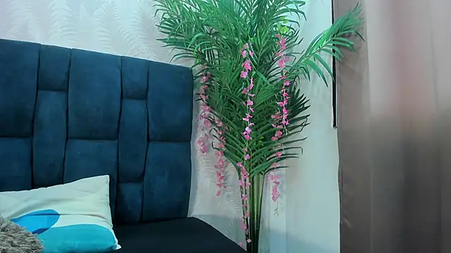 Snapshot of Holly_Sly chatting on 11/24/25, 07:14 Holly Sly online show from 11/24/25, 07:14