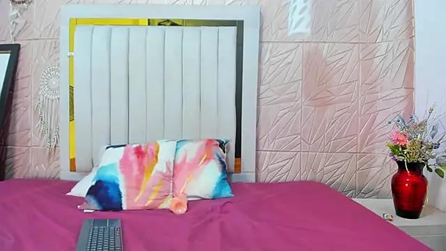 Snapshot of Holly_Sly chatting on 11/26/25, 07:25 Holly Sly online show from 11/26/25, 07:25