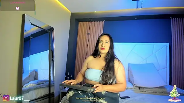 Lauroberts7 online show from 12/17/25, 03:44