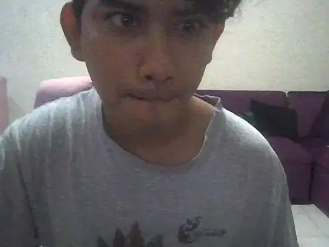 Snapshot of chikis_18 chatting on 11/26/25, 04:12 chikis 18 online show from 11/26/25, 04:12