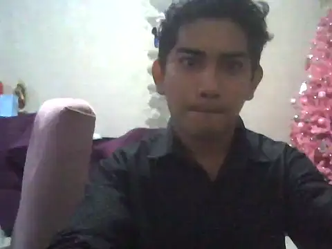 Snapshot of chikis_18 chatting on 12/20/25, 04:15 chikis 18 online show from 12/20/25, 04:15