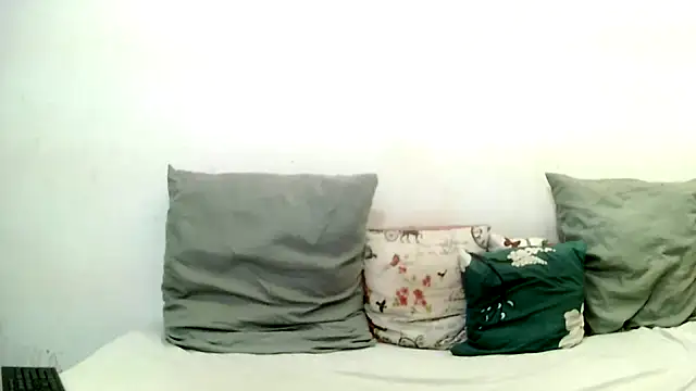BrunetteNaomi8 online show from 05/08/26, 10:30