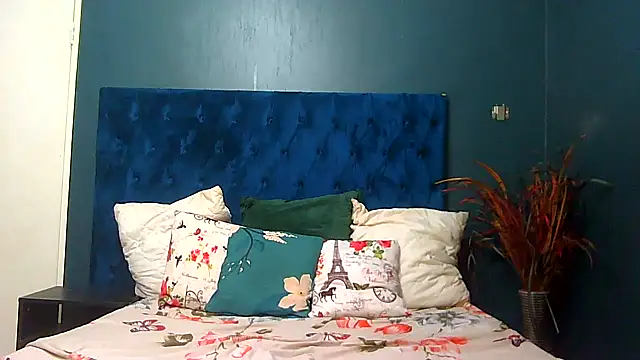 BrunetteNaomi8 online show from 02/03/26, 08:25