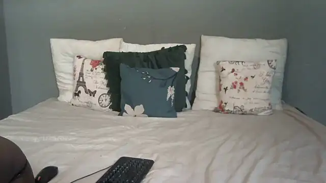 BrunetteNaomi8 online show from 01/10/26, 09:04