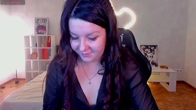 still  her online show from 11/28/25, 01:17