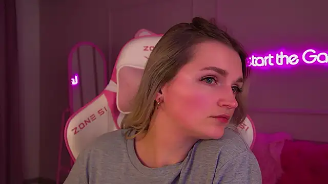 AnnyRaii online show from 11/28/25, 07:47