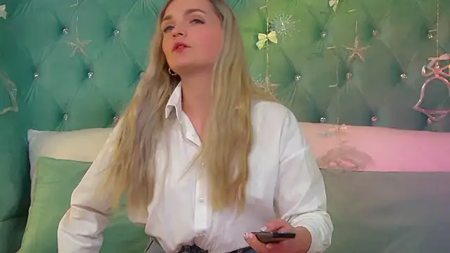 AnnyRaii online show from 12/02/25, 06:26