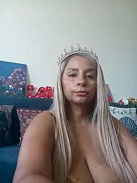 Snapshot of LaReineCleo chatting on 04/01/26, 11:00 LaReineCleo online show from 04/01/26, 11:00